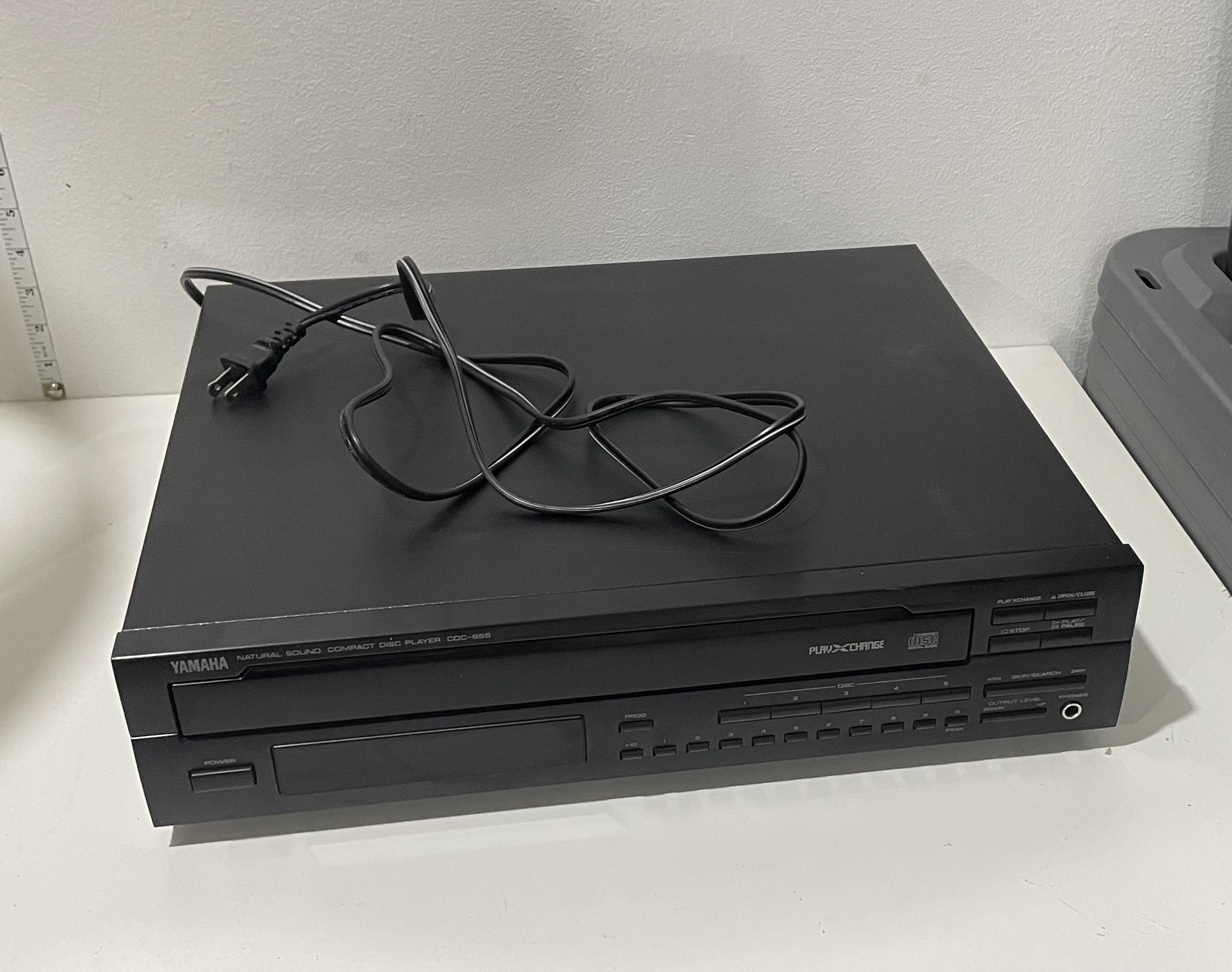 YAMAHA CDC-655 Natural Sound 5 Disc CD Compact Disc Player Working in good condition.